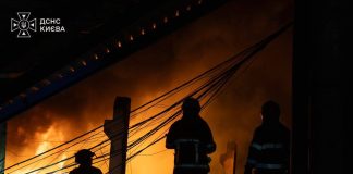 Зеленський про нічну атаку РФ: Москва готується до ескалації Рятувальники ліквідовують наслідки російського удару по Запоріжжю