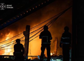 Зеленський про нічну атаку РФ: Москва готується до ескалації Рятувальники ліквідовують наслідки російського удару по Запоріжжю