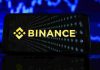 Логотип криптобіржі Binance на темному тлі