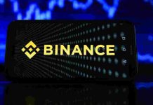 Binance обмежила операції російських користувачів через санкції ЄС Логотип криптобіржі Binance на темному тлі