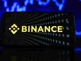 Binance обмежила операції російських користувачів через санкції ЄС Логотип криптобіржі Binance на темному тлі