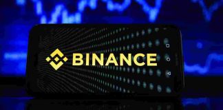 Binance обмежила операції російських користувачів через санкції ЄС Логотип криптобіржі Binance на темному тлі
