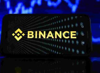 Binance обмежила операції російських користувачів через санкції ЄС Логотип криптобіржі Binance на темному тлі