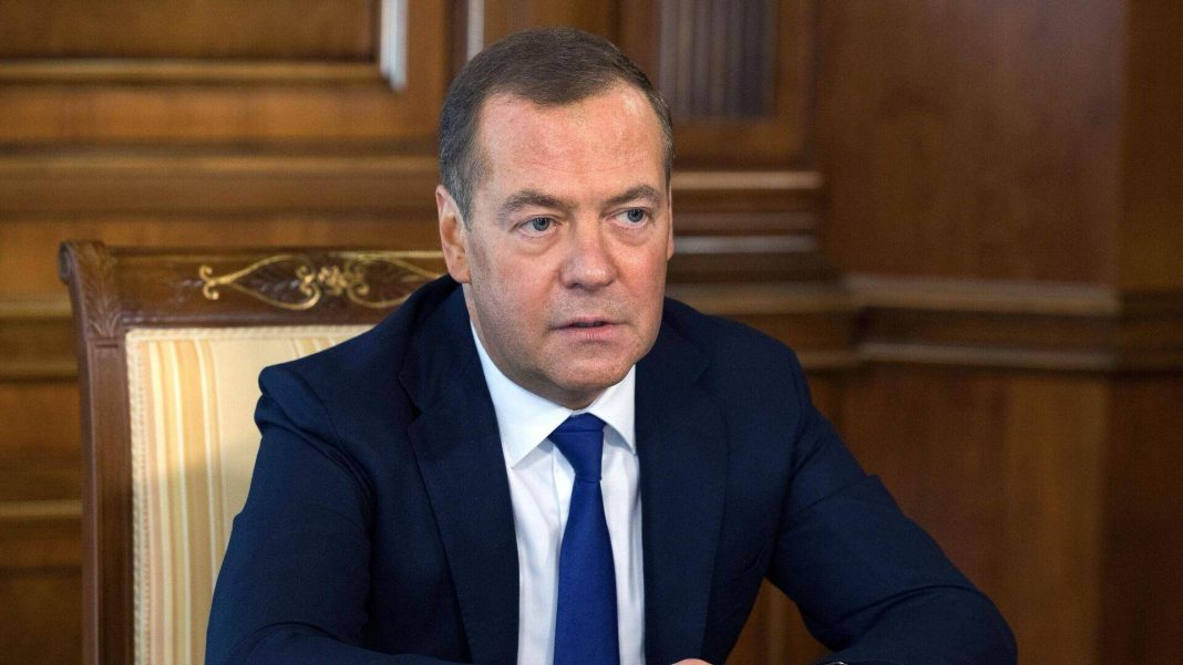 Дмитро Медведєв під час публічного виступу