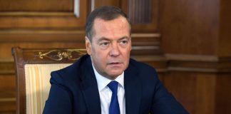 Дмитро Медведєв під час публічного виступу