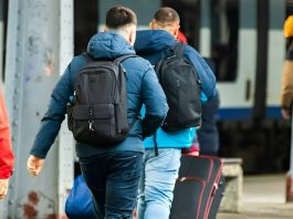 Консульства перевірятимуть військовий облік чоловіків за кордоном Українські чоловіки за кордоном