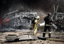 Рятувальники ліквідовують пожежу після атаки російських дронів у Пісочинській громаді