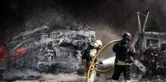 Російські дрони атакували Пісочинську громаду: загинула людина Рятувальники ліквідовують пожежу після атаки російських дронів у Пісочинській громаді