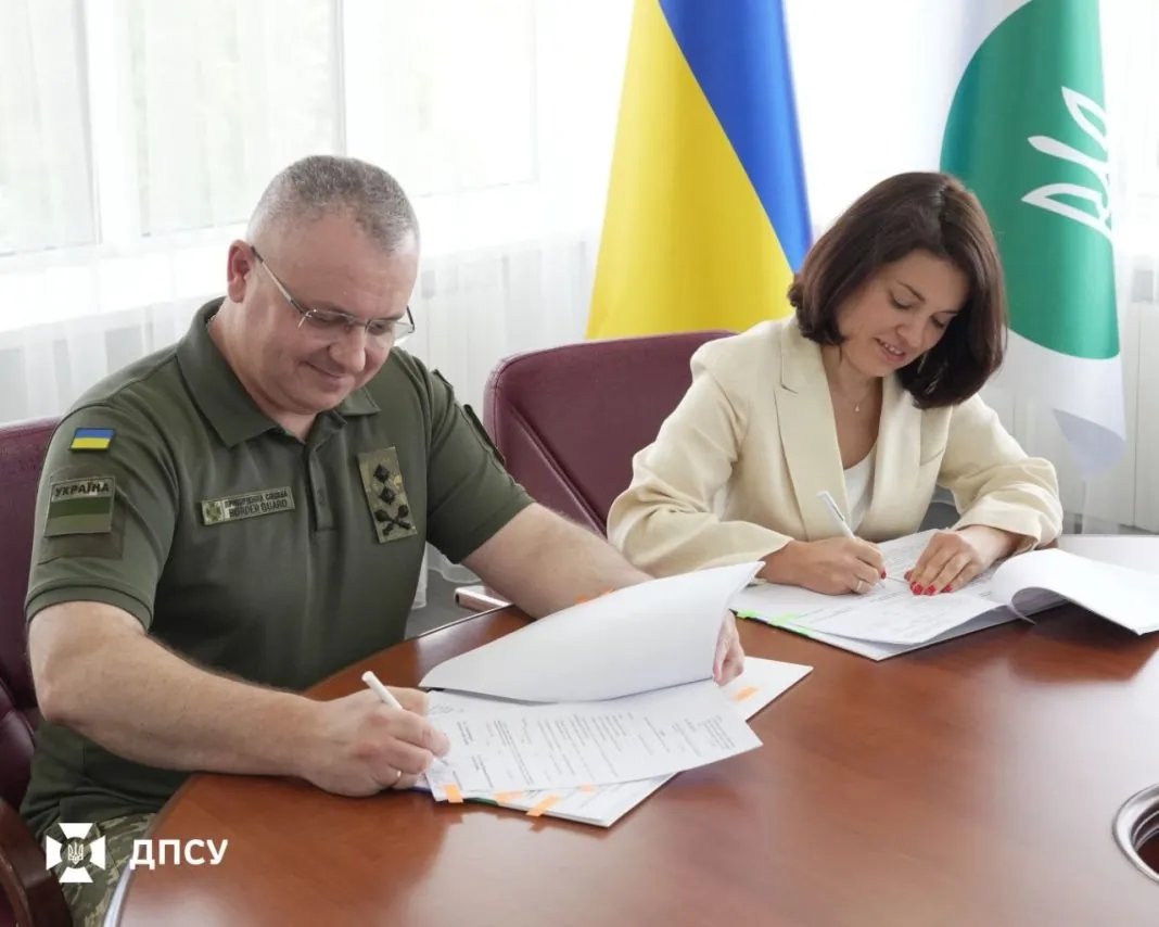 Представники ДПСУ та Державної податкової служби Представники ДПСУ та Державної податкової служби підписують документи