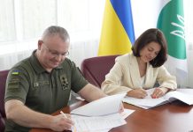 Представники ДПСУ та Державної податкової служби підписують документи