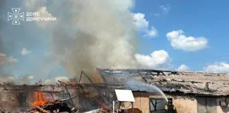 Росія ударила по Донеччині: у Слов’янську поранений чоловік Рятувальники гасять пожежу після російського удару на Донеччині