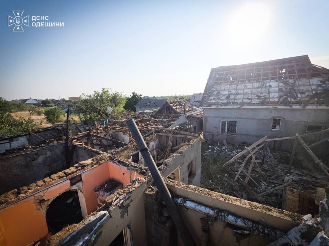 Рятувальники ліквідовують пожежу після атаки БпЛА у Білгороді-Дністровському