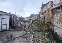 Рятувальники ДСНС ліквідовують наслідки російського удару по Сумах