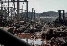 Рятувальники ДСНС розбирають завали на місці російського обстрілу в Бучанському районі