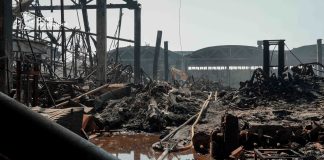 Рятувальники ДСНС розбирають завали на місці російського обстрілу в Бучанському районі
