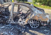 В Росії вибухнуло авто виробника дронів «Упир» Володимира Ткачука Згорілий Mercedes виробника дронів «Упир» Володимира Ткачука
