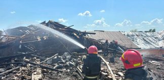 Рятувальники гасять пожежу після удару по Балаклії