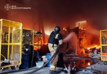 Рятувальник гасить пожежу після російського удару на Дніпропетровщині