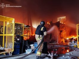 Рятувальник гасить пожежу після російського удару на Дніпропетровщині