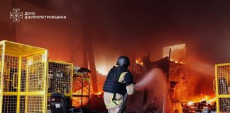 Майже 60 ударів за добу пережила Дніпропетровщина Рятувальник гасить пожежу після російського удару на Дніпропетровщині
