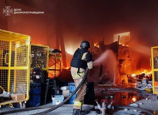 Майже 60 ударів за добу пережила Дніпропетровщина Рятувальник гасить пожежу після російського удару на Дніпропетровщині