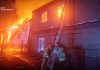 Російський БпЛА вдарив по складу на Чернігівщині: спалахнула масштабна пожежа Пожежа складської будівлі після удару БпЛА на Чернігівщині