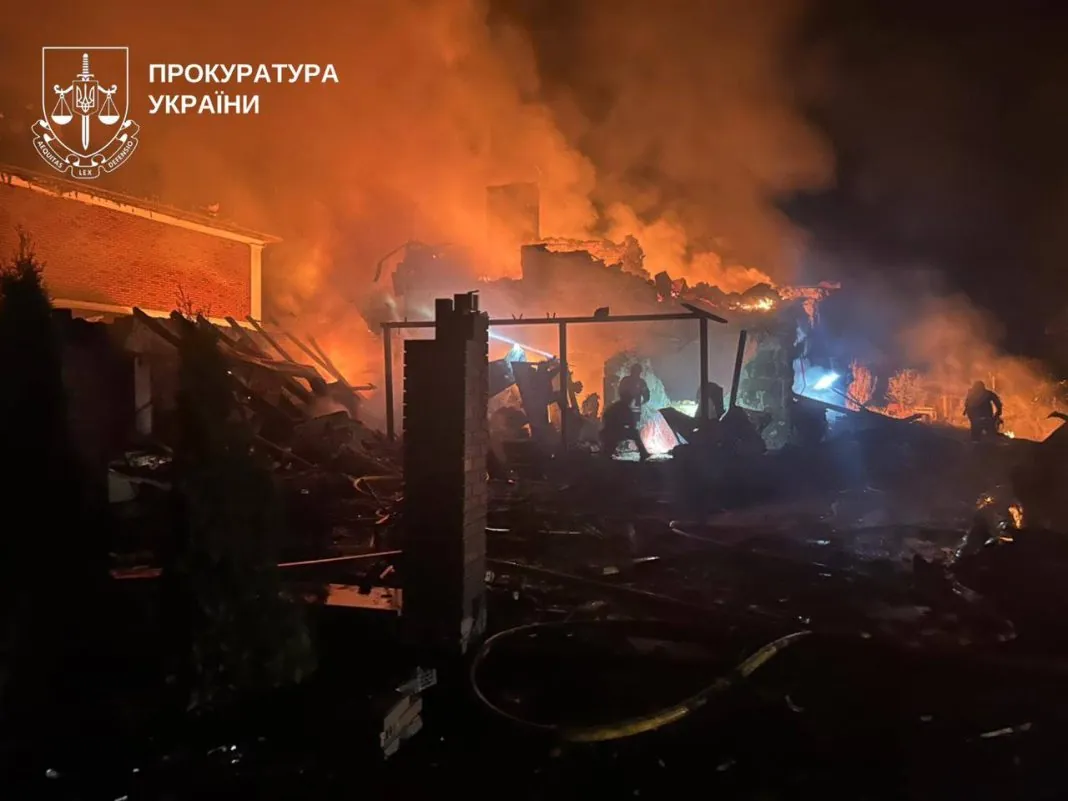 Зруйнований приватний будинок у Пухівці на Київщині Зруйнований російською атакою приватний будинок у Пухівці на Київщині
