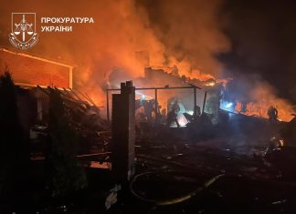 Зруйнований російською атакою приватний будинок у Пухівці на Київщині