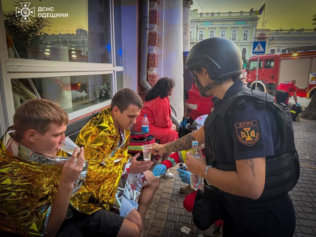 Рятувальники на місці події Рятувальники працюють біля пошкодженого російським ударом житлового будинку