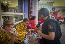 Росія за тиждень випустила по Україні 61 ракету і понад 1560 дронів Рятувальники працюють біля пошкодженого російським ударом житлового будинку