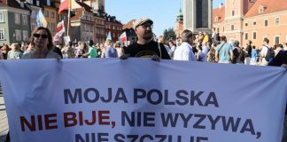 Учасники акції в Польщі з гаслом «Не будь байдужим»