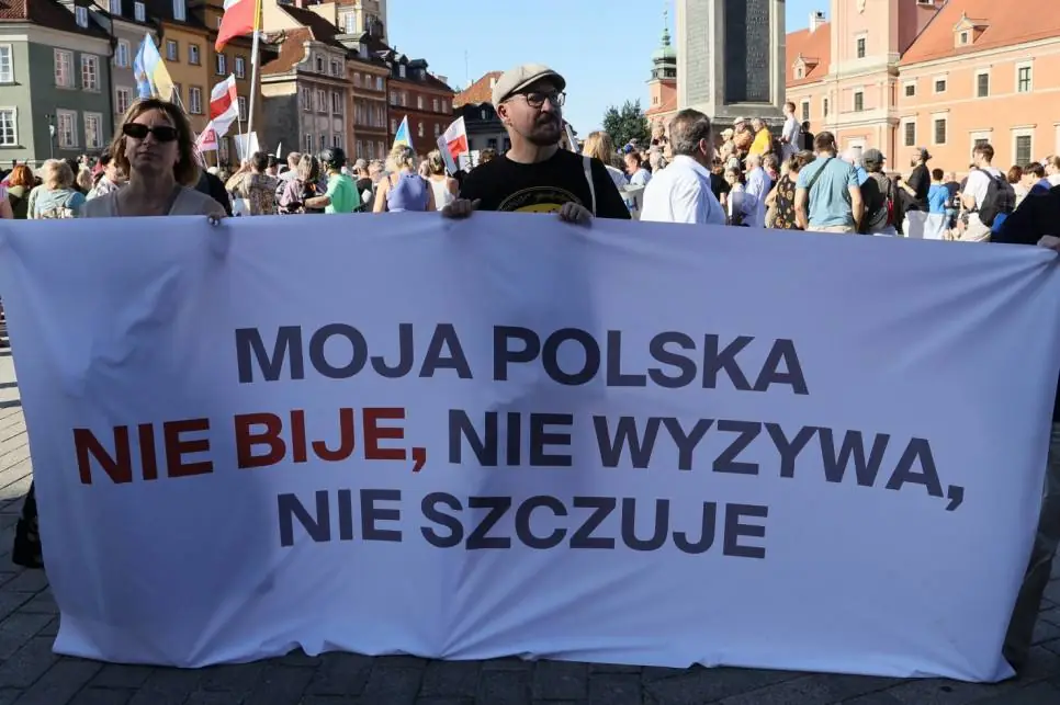 Учасники акції в Польщі з гаслом «Не будь байдужим»