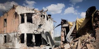 Росія вдарила КАБами по Сумах: загинув цивільний водій Зруйновані будинки після удару КАБами по Сумах