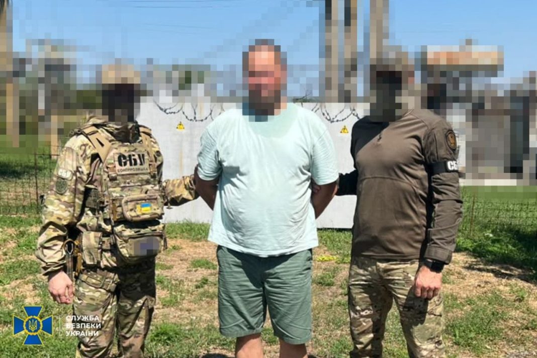 Співробітник СБУ під час контррозвідувчих заходів