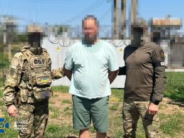 Співробітник СБУ під час контррозвідувчих заходів