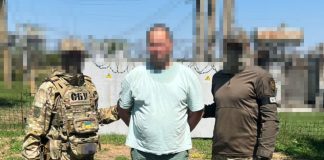 Співробітник СБУ під час контррозвідувчих заходів