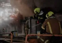 У Києві після атаки горів книжковий ринок: є постраждалі Рятувальники гасять пожежу на книжковому ринку в Києві