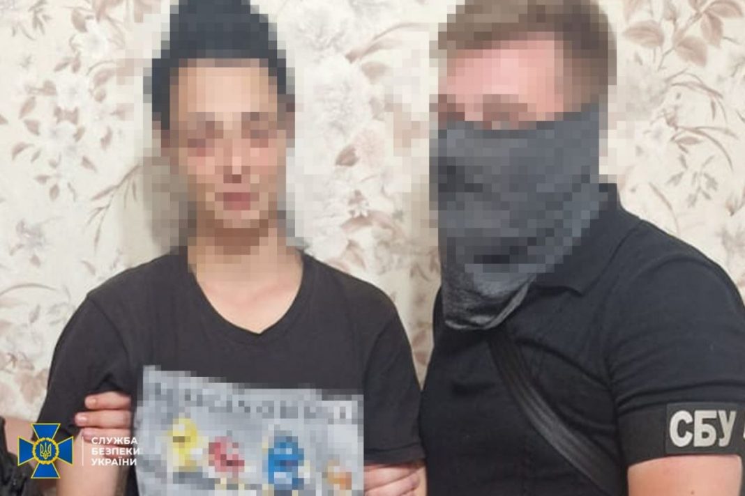 Співробітник СБУ під час контррозвідувчих заходів
