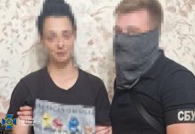 Співробітник СБУ під час контррозвідувчих заходів