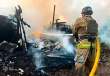 Росіяни двічі атакували Чернігівщину: постраждала жінка, є руйнування Рятувальник гасить пожежу після атаки БпЛА на Чернігівщині