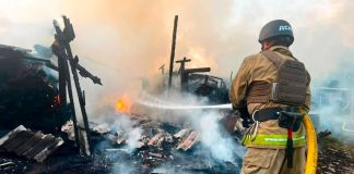 Росіяни двічі атакували Чернігівщину: постраждала жінка, є руйнування Рятувальник гасить пожежу після атаки БпЛА на Чернігівщині