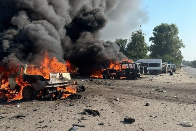 Палаючі автомобілі після атаки РФ на Печеніги