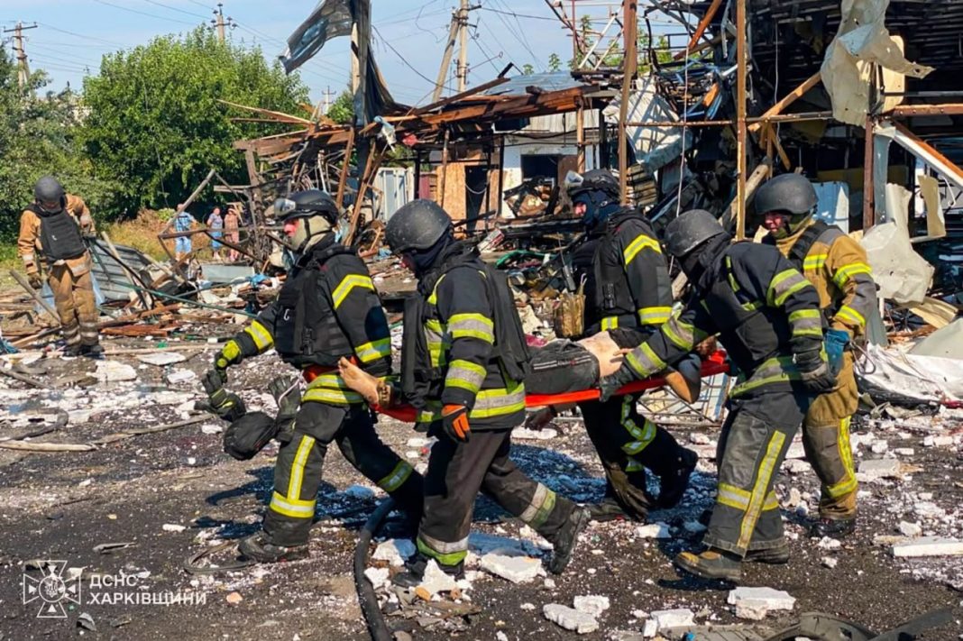 Удар по Печенігах Рятувальники працюють на місці російського удару в Печенігах