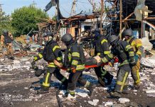 Удар Росії по Печенігах: 10 загиблих і 17 постраждалих Рятувальники працюють на місці російського удару в Печенігах