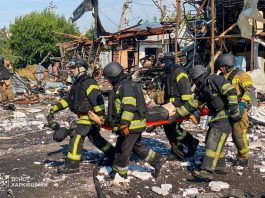 Удар Росії по Печенігах: 10 загиблих і 17 постраждалих Рятувальники працюють на місці російського удару в Печенігах