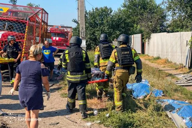 Рятувальники на місці російського удару по Печенігах