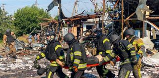 Удар Росії по Печенігах: 10 загиблих і 17 постраждалих Рятувальники працюють на місці російського удару в Печенігах