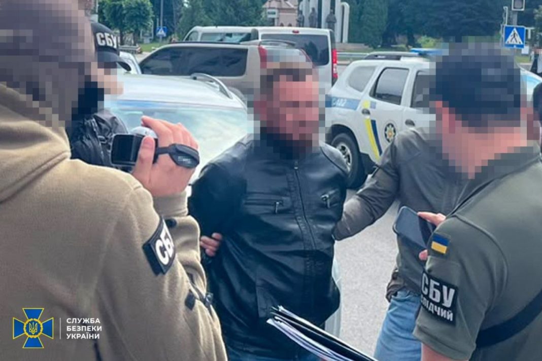 Співробітник на Рівненщині Співробітник СБУ під час контррозвідувальних заходів на Рівненщині