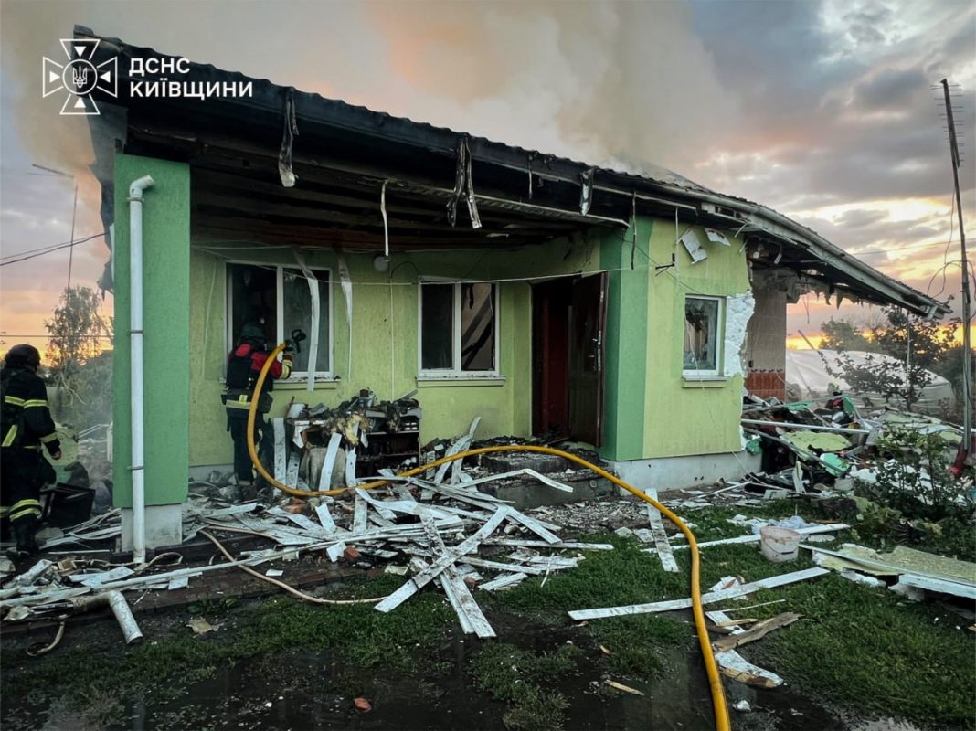 Пошкоджений внаслідок російської атаки житловий будинок на Київщині