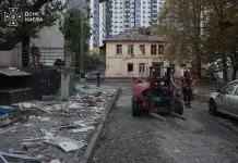 Рятувальники працюють на місці пошкодженого будинку в Києві після російської атаки